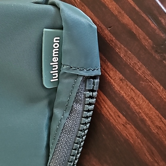 Lululemon Everywhere belt bag NWT- green - Picture 5 of 5